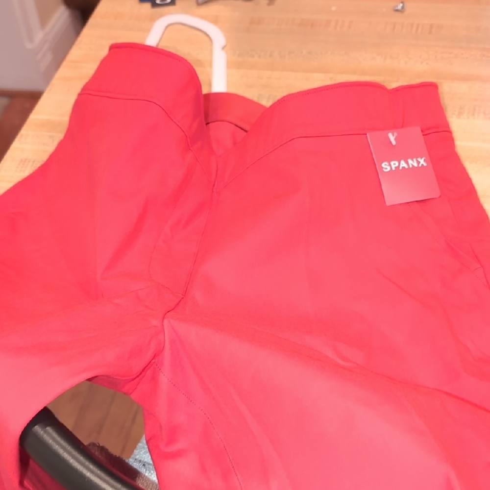 SPANX Red Cropped Pants with Elastic Waistband and Tapered Fit - Picture 9 of 9